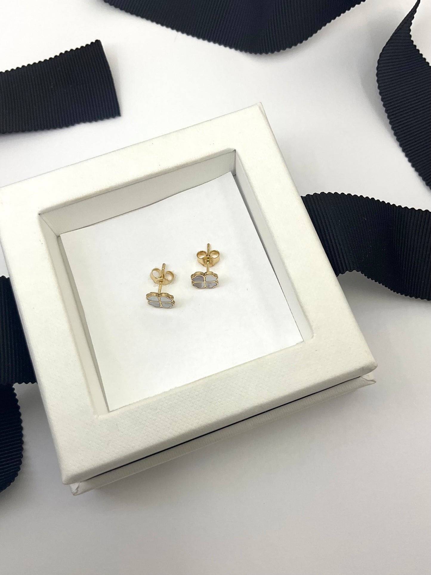 14K Gold Mother Pearl Flower Stud Earrings