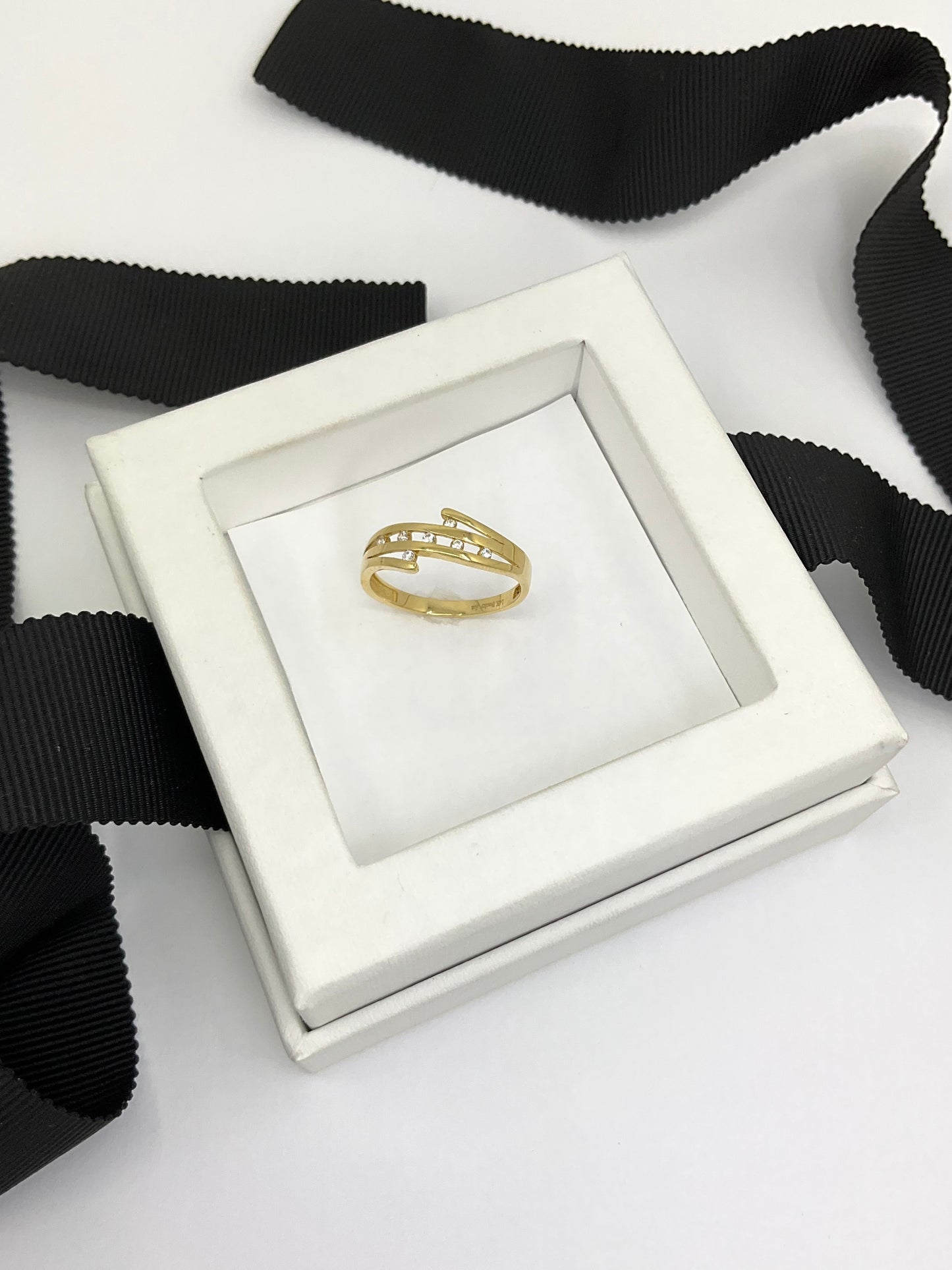 14k Solid Gold Linear Spark Ring