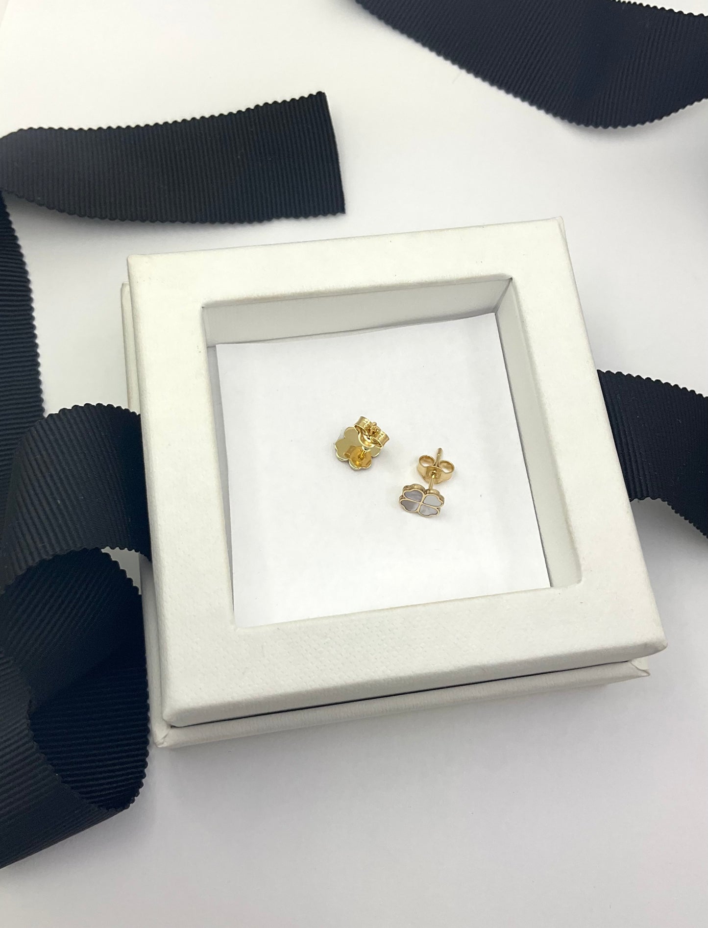 14K Gold Mother Pearl Flower Stud Earrings